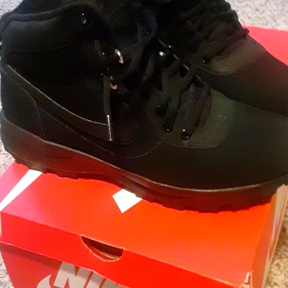Nike Boots (Manoadome) - Picture 1 of 4